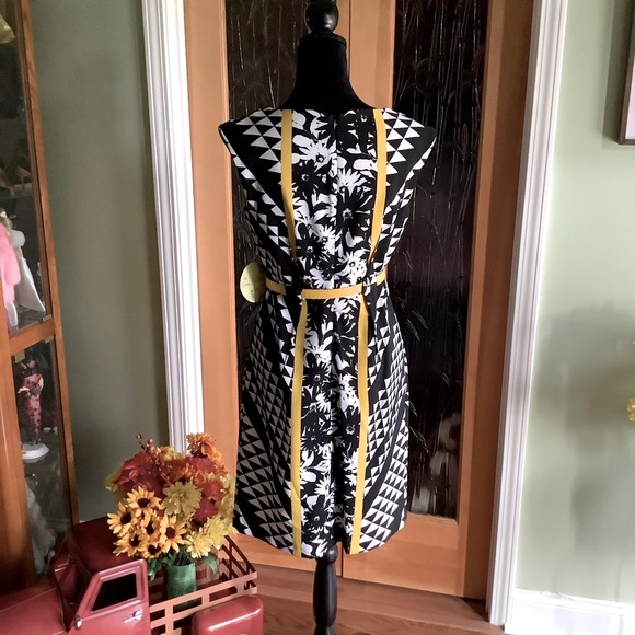 Emma & Michele Black & Yellow Daisy Dress NWT size 8 - Picture 5 of 12